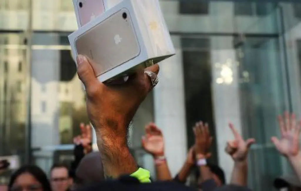 Apple volvió a congregar largas filas de compradores con su nuevo iPhone X