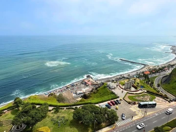 Penthouse de lujo en Alquiler en Malecón 28 de Julio, Miraflores – Vista directa al mar